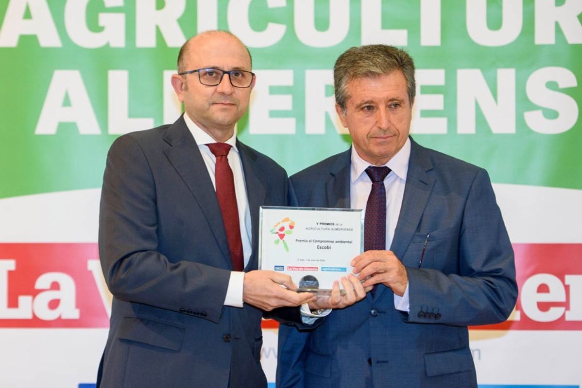 Escobi recibe el premio al compromiso ambiental de La Voz de Almería, Agricultura 2000 y Ser Almería.