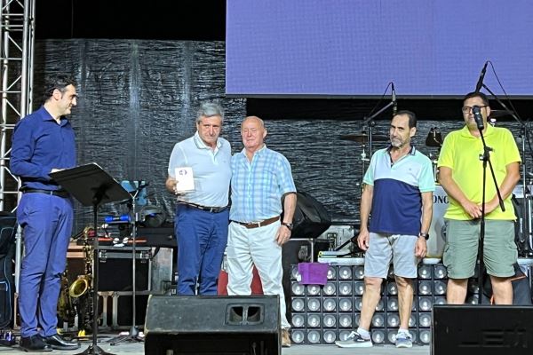 El Club Náutico de Balerma otorga un reconocimiento a Frutas Escobi