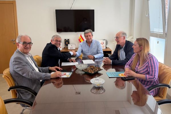 Escobi firma un acuerdo con la fundación Almería Tierra Abierta