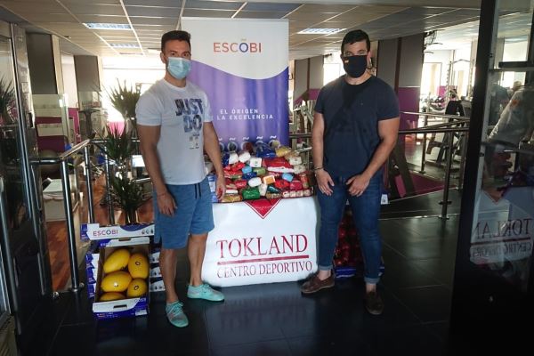 Escobi colabora con el Gimnasio Tokland en la donación de alimentos a la Cruz Roja