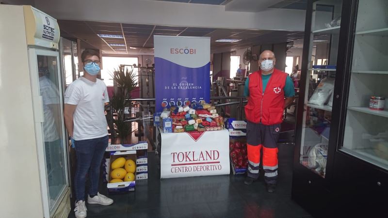 Escobi colabora con el Gimnasio Tokland en la donación de alimentos a la Cruz Roja